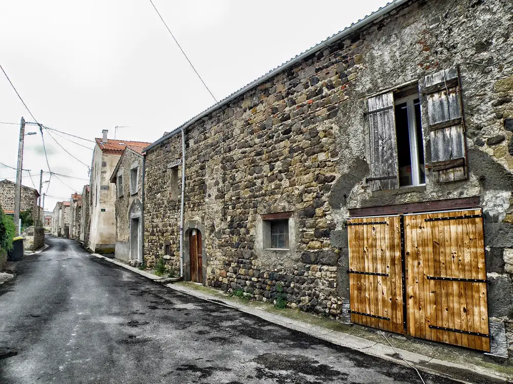 Rue en pierre d'un village du Sud-Ouest